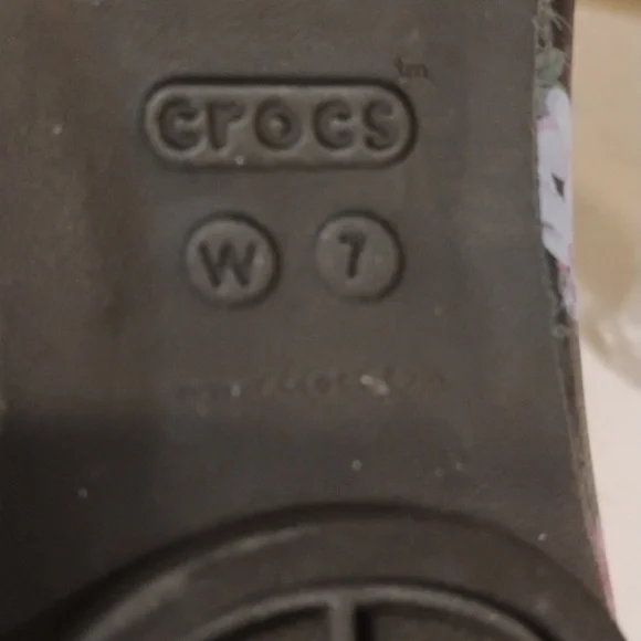 CROCS Size 7 Women Shoes - Picture 6 of 7